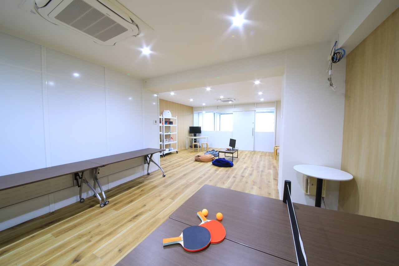 亀戸校の教室全景。仕切りで広く使える明るい空間。