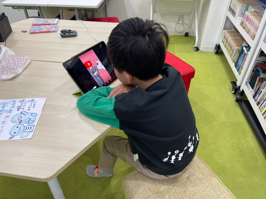 一人でゆっくり過ごす様子。