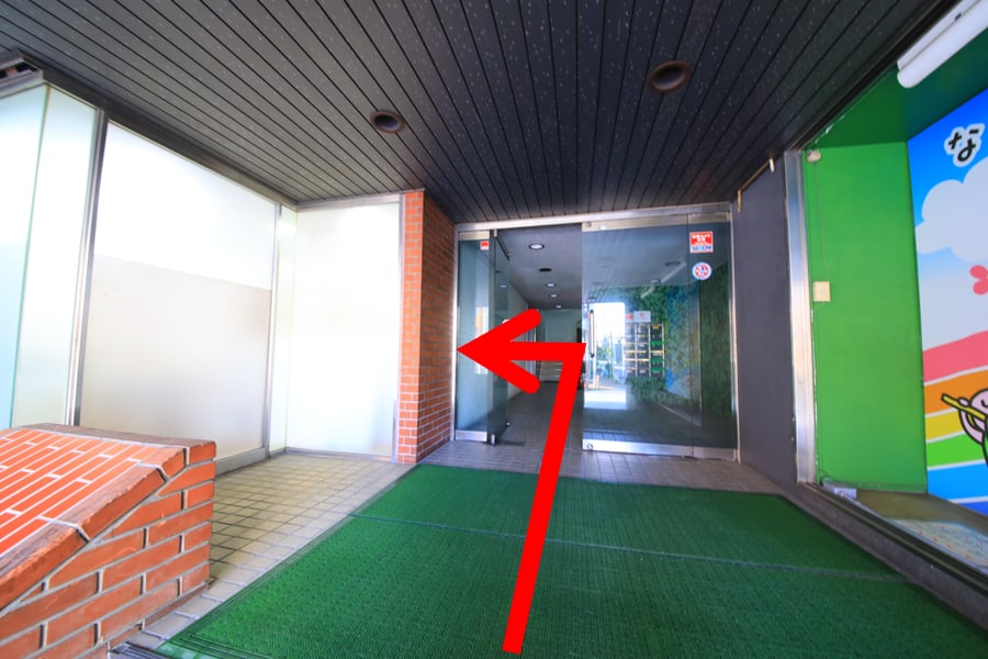 校舎への入り方 ステップ2:建物の中に入ります。