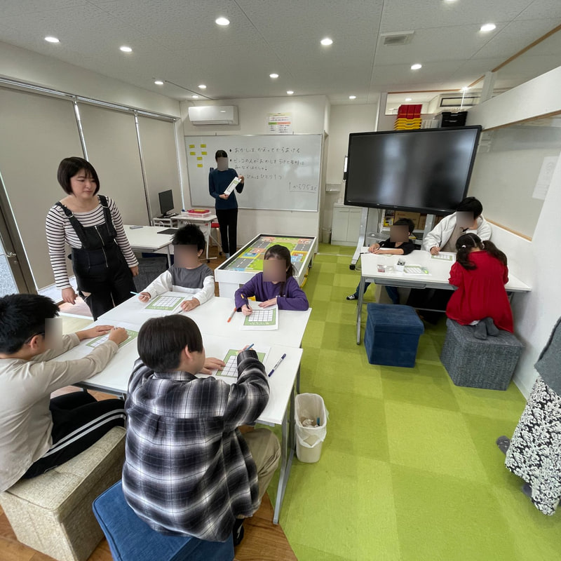 陽の入る静かな部屋で、自分のペースで過ごす子どもの後ろ姿