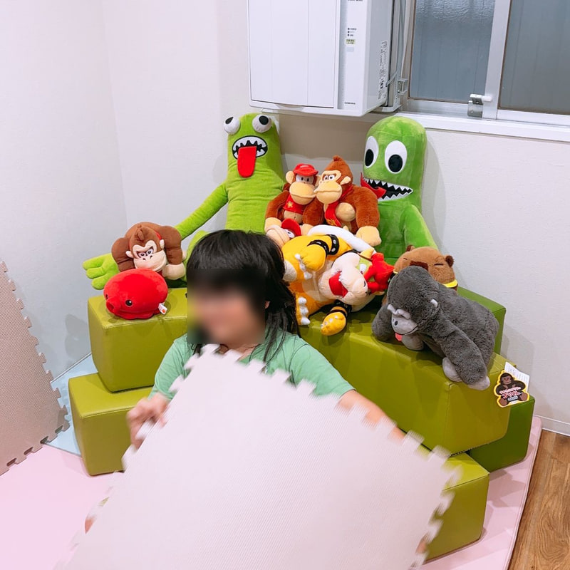 一人で静かに過ごす子どもの様子