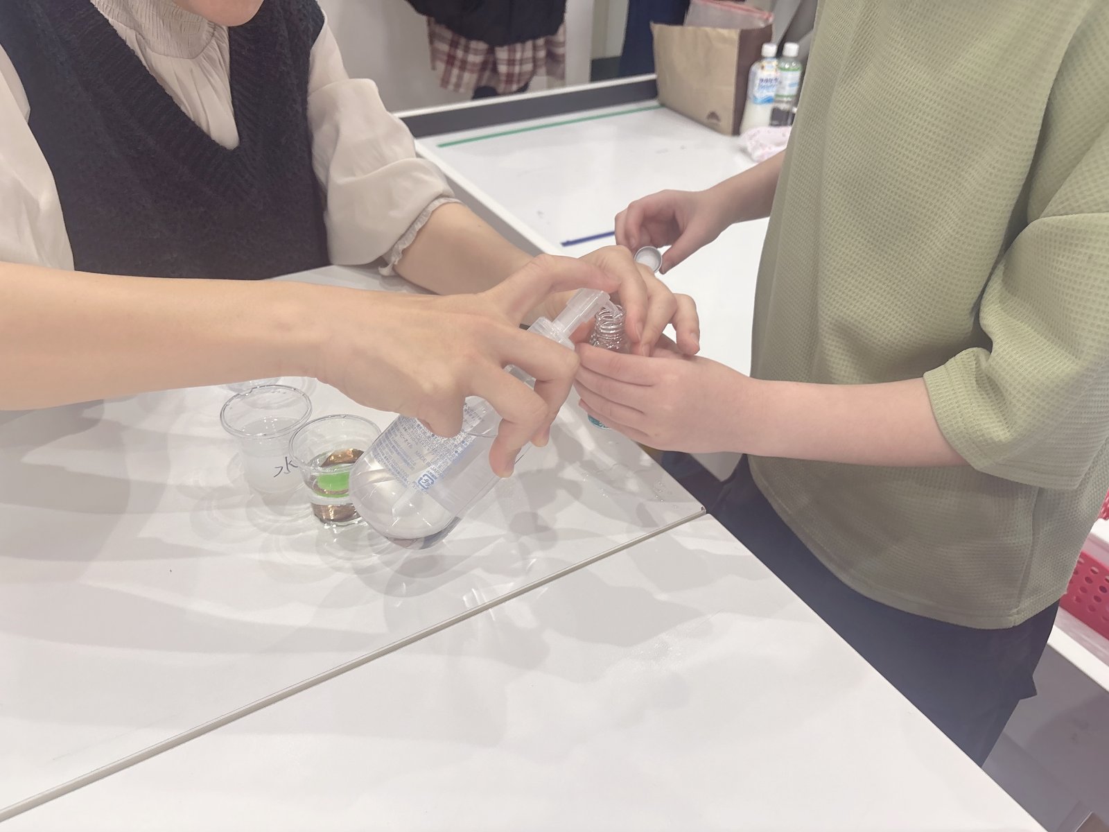 スタッフが学習支援をしている様子(一人ひとりに合わせた指導の様子)