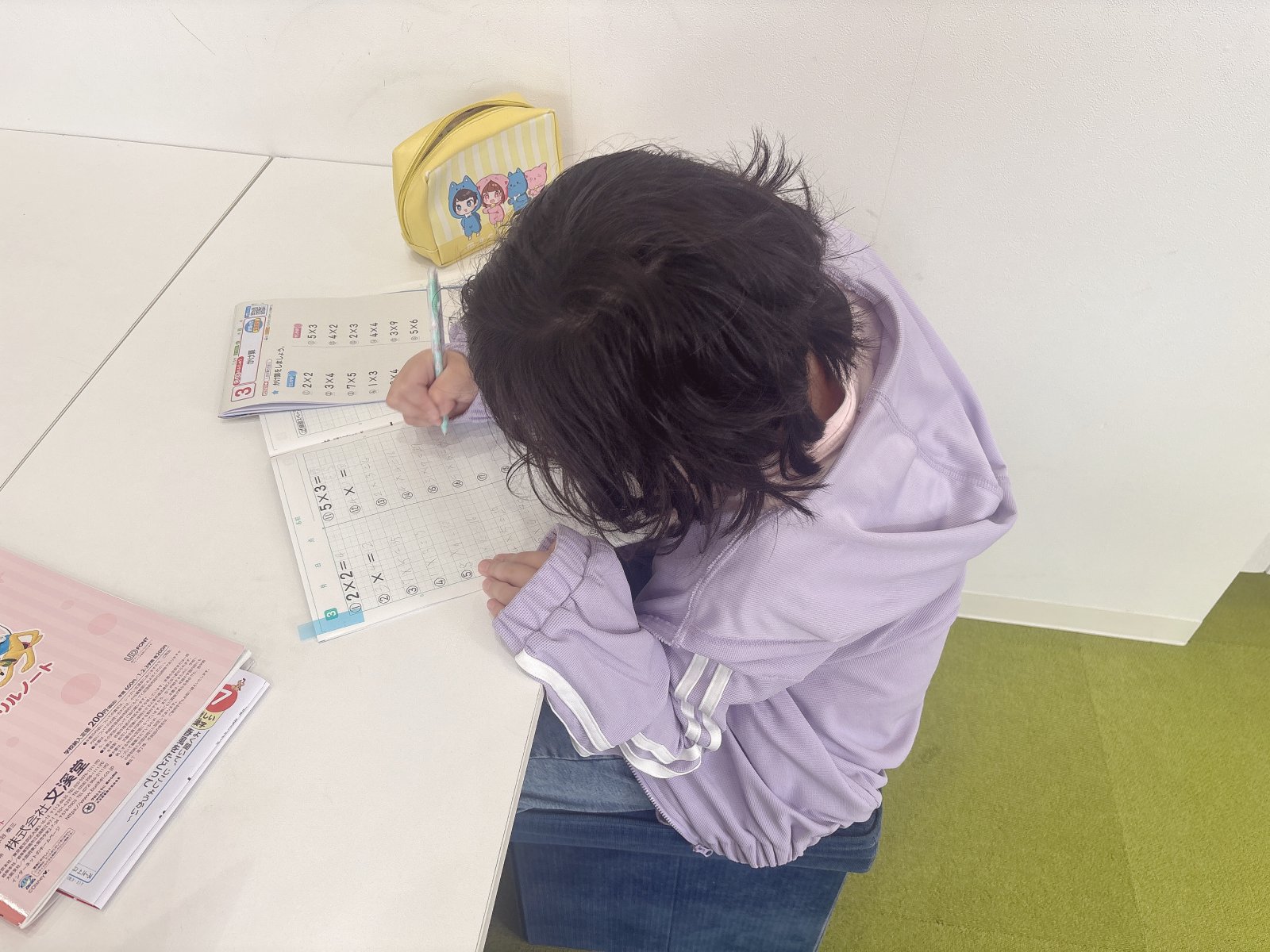 子どもたちが自分のペースで学習に取り組んでいる様子