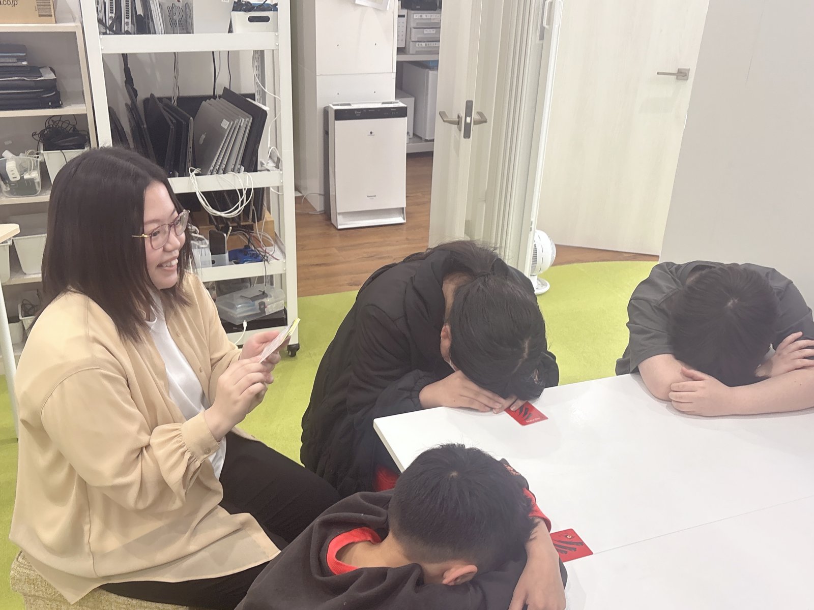サムネイル｜リンカーンのスタッフと子どもたちが笑顔で工作や体験活動に取り組んでいる様子。明るく温かみのある雰囲気の写真
