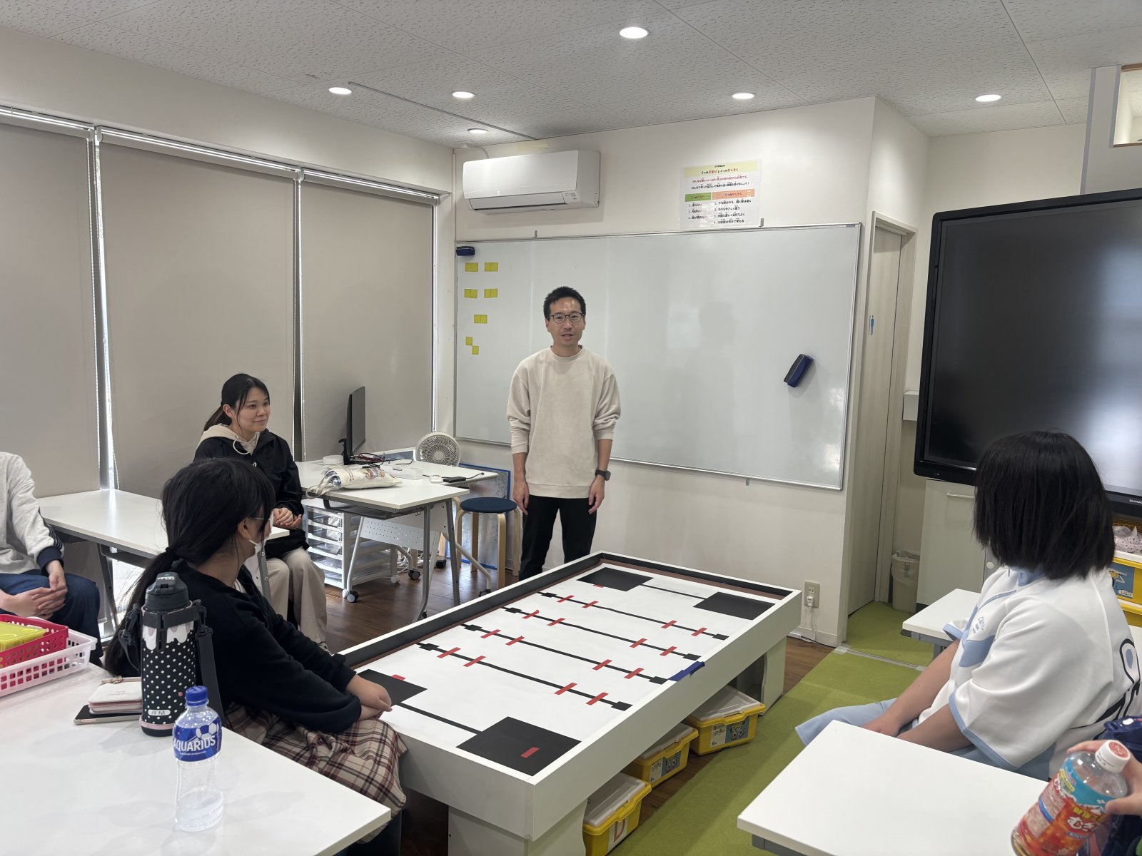 子どもたちがプログラミングや工作・料理など課外活動の一場面に取り組んでいる様子。笑顔が伝わる自然な写真