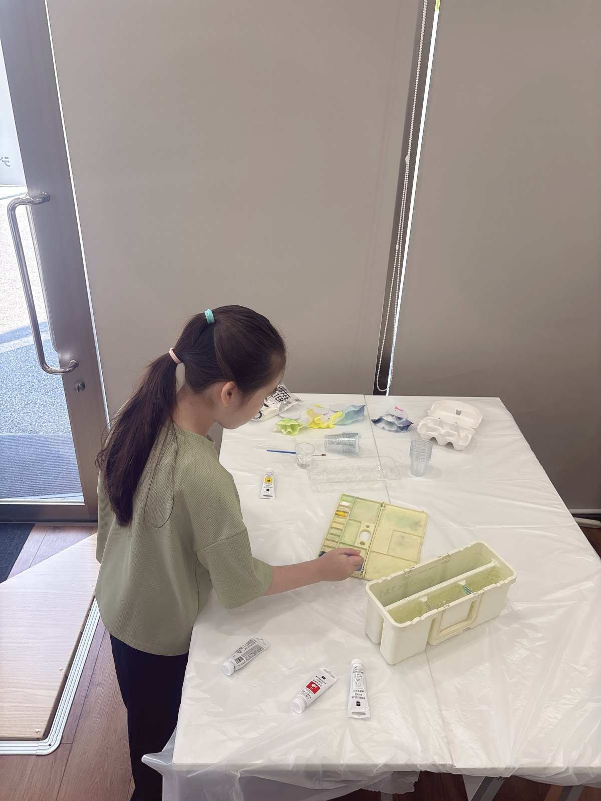子どもたちが工作テーブルを囲んで作品作りに取り組んでいる様子。笑顔や集中している横顔など、温かい雰囲気が伝わるサムネイル用の1枚