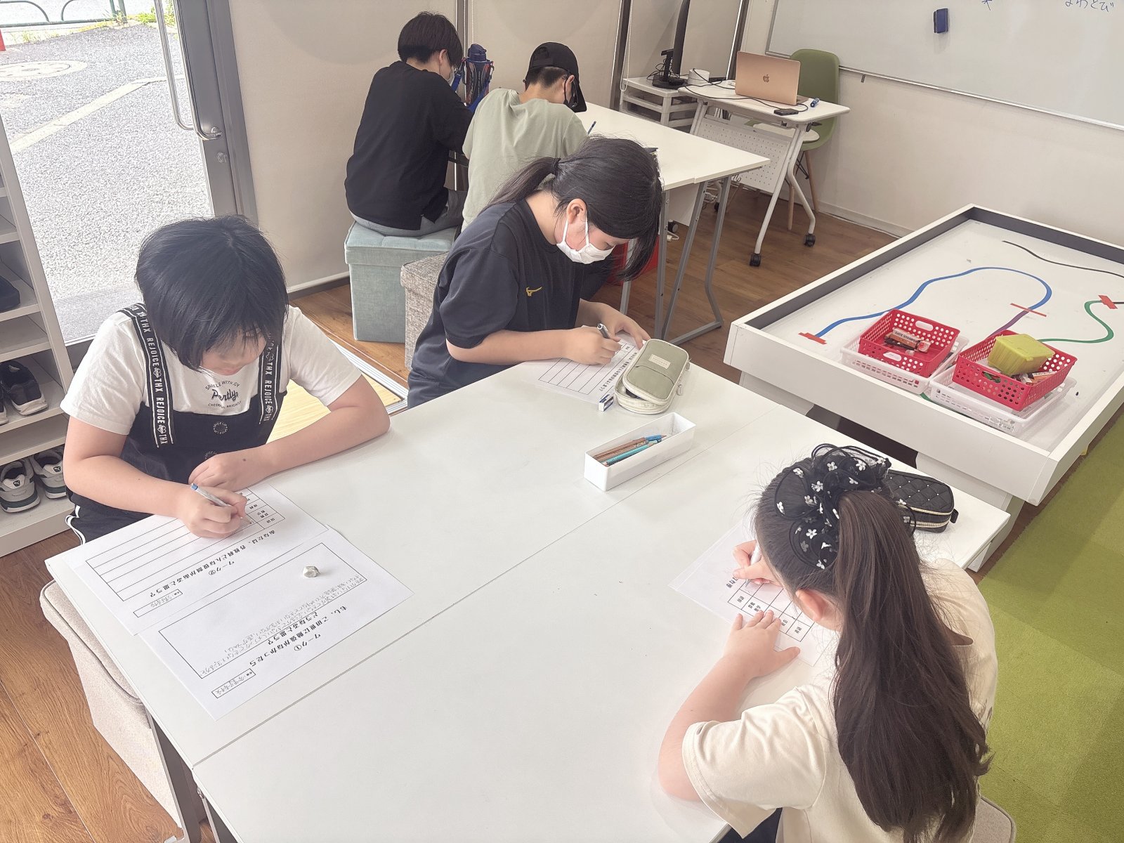子どもたちが車座になって話し合っているシーン。スタッフも輪の中に入り、対等な雰囲気で議論している様子