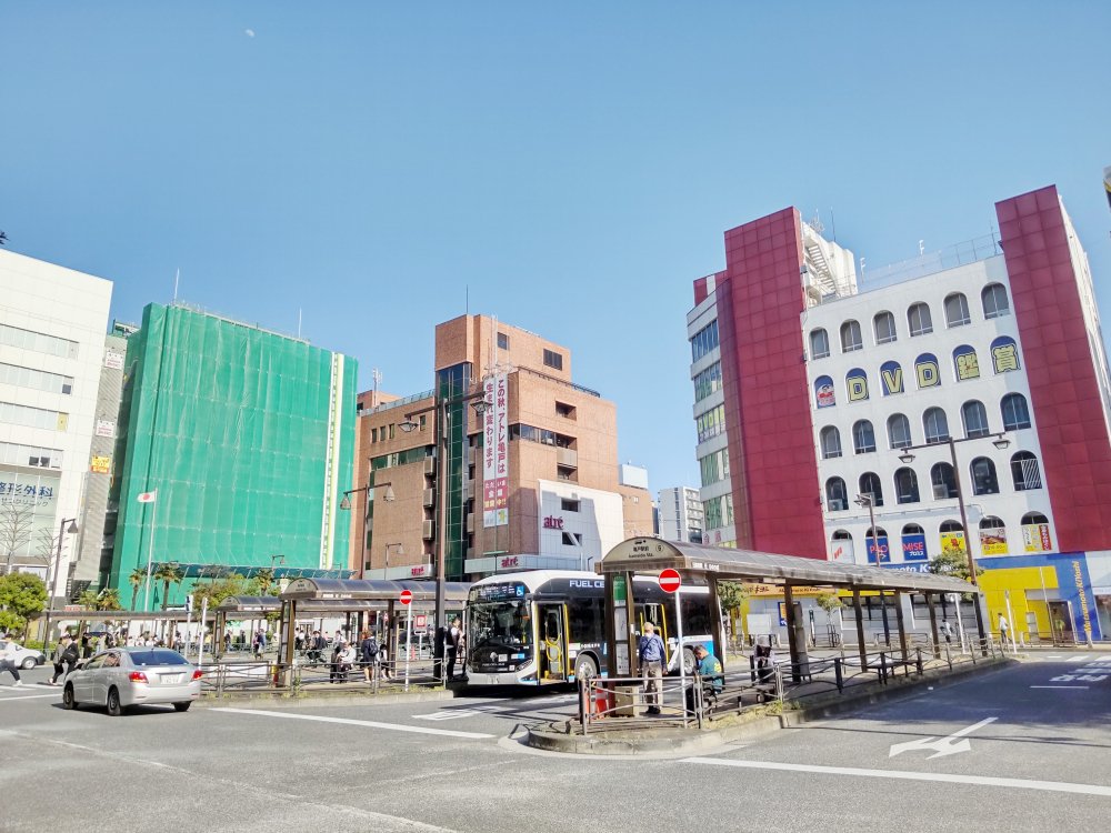 亀戸駅周辺の地図イメージ、または亀戸駅の改札口・駅外観の写真。「ここから歩いてすぐ」という近さが伝わるもの