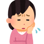 朝の柔らかい光が差し込む部屋で、お茶を手にひとりほっとしている保護者のイメージ（顔は映らなくてOK）。サムネイル用メイン画像