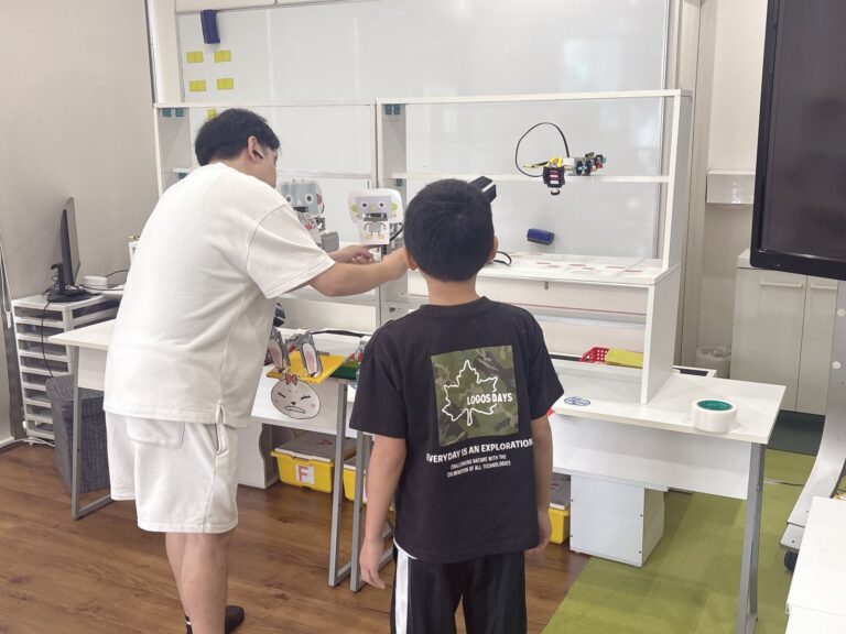 キッチンで親子が並んで朝ごはんを食べている様子。自然光。子どもの顔が映らないアングル