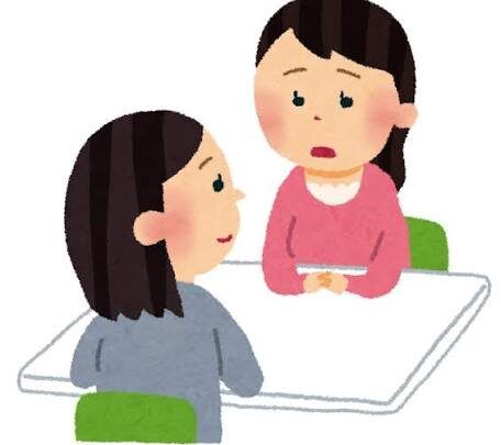 保護者と子どもが食卓でリラックスして話しているような日常の一コマ。表情はおだやかで、特別感のない普通の家庭の雰囲気。