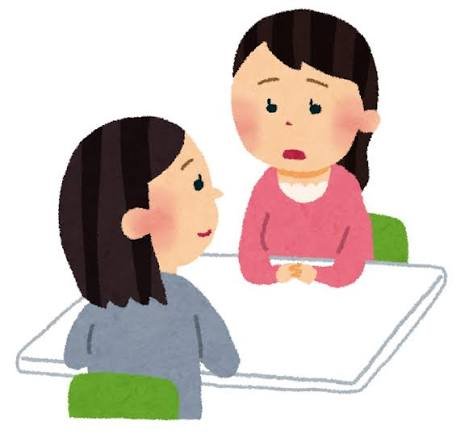保護者と子どもが食卓でリラックスして話しているような日常の一コマ。表情はおだやかで、特別感のない普通の家庭の雰囲気。