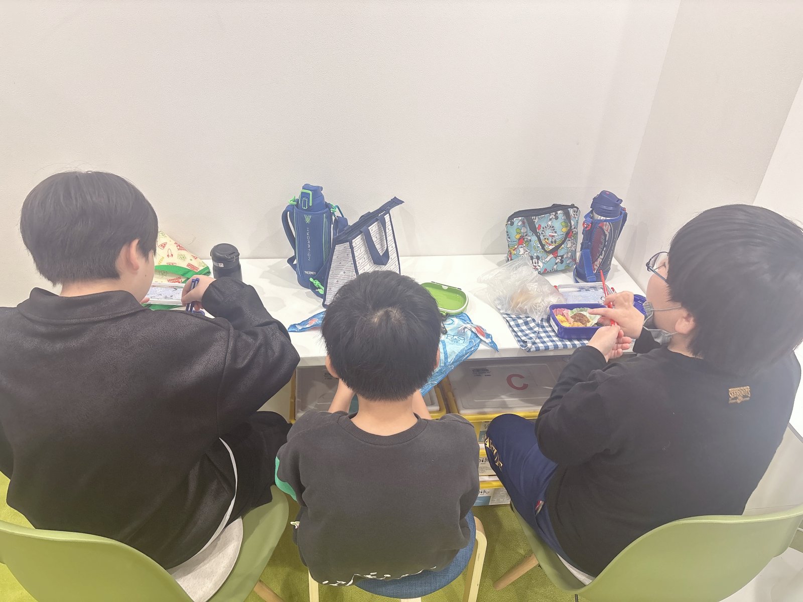 子どもが窓の外をぼんやり眺めているシーン。穏やかで、責めるような雰囲気ではなく、その子のペースを尊重するような静かな印象の写真