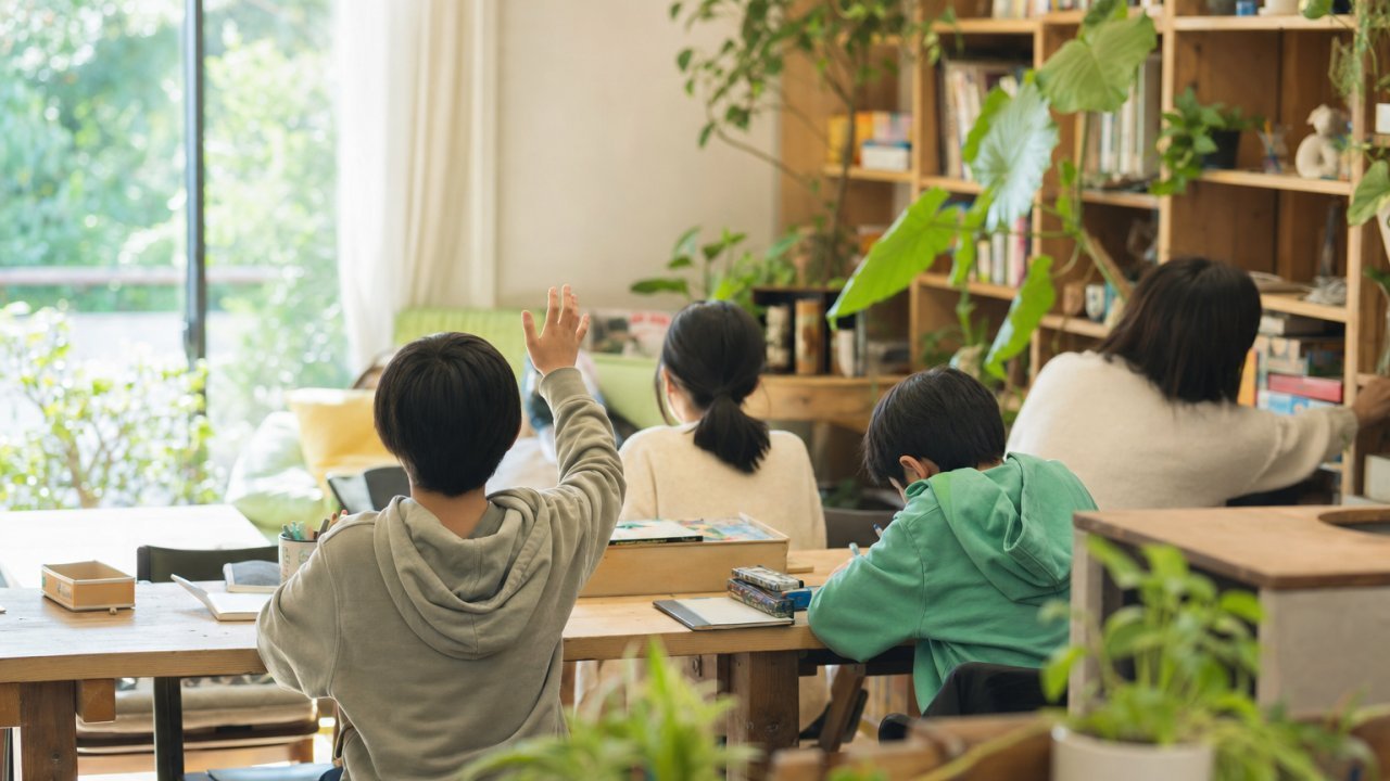 室内で穏やかに本を読んでいる子どものイメージ。明るい窓際の自然光のある場所