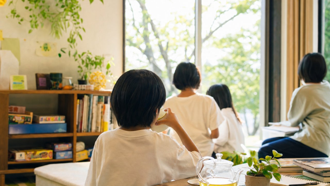 サムネイル｜夏の光が差し込む窓辺で、子どもが静かにお茶を飲んでいる後ろ姿。穏やかで安心感のある雰囲気