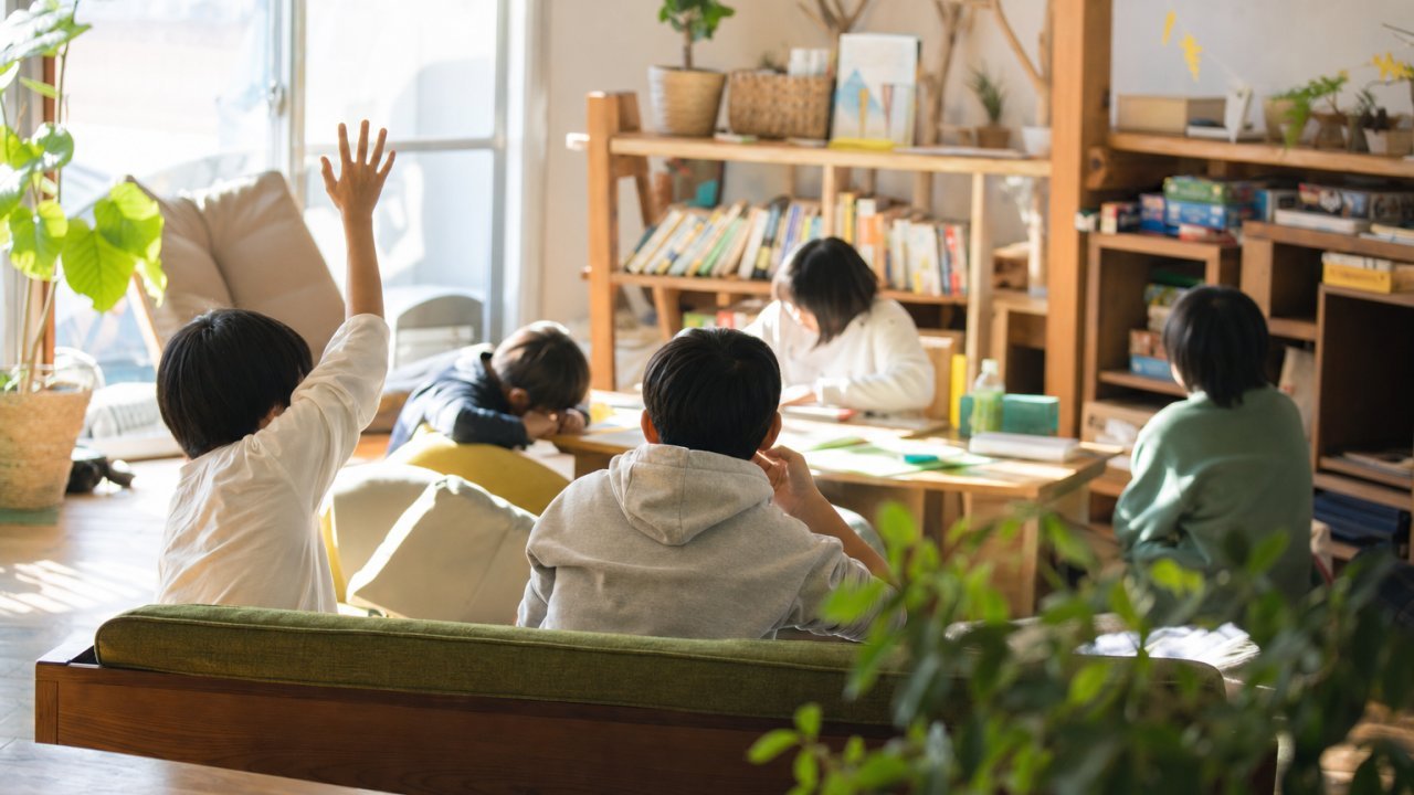 サムネイル|朝の光が差し込む穏やかなリビング。子どもがソファで膝を抱えて座っており、隣に保護者がそっと寄り添っているようなシーン。温かみのある自然光。
