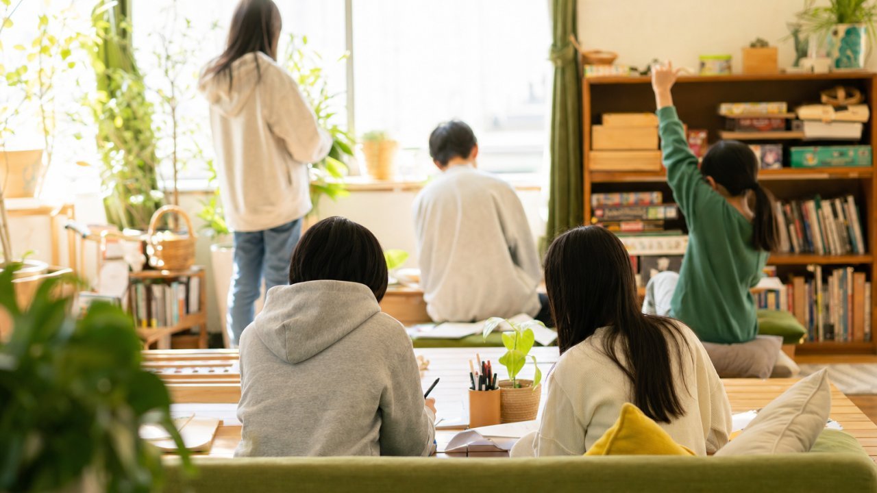 放課後の教室の窓。誰もいない静かな空間に夕日が差し込むイメージ