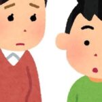 サムネイル｜雨上がりの窓辺で外を見つめるお子さんの後ろ姿。温かみのある室内光。秋らしい雰囲気