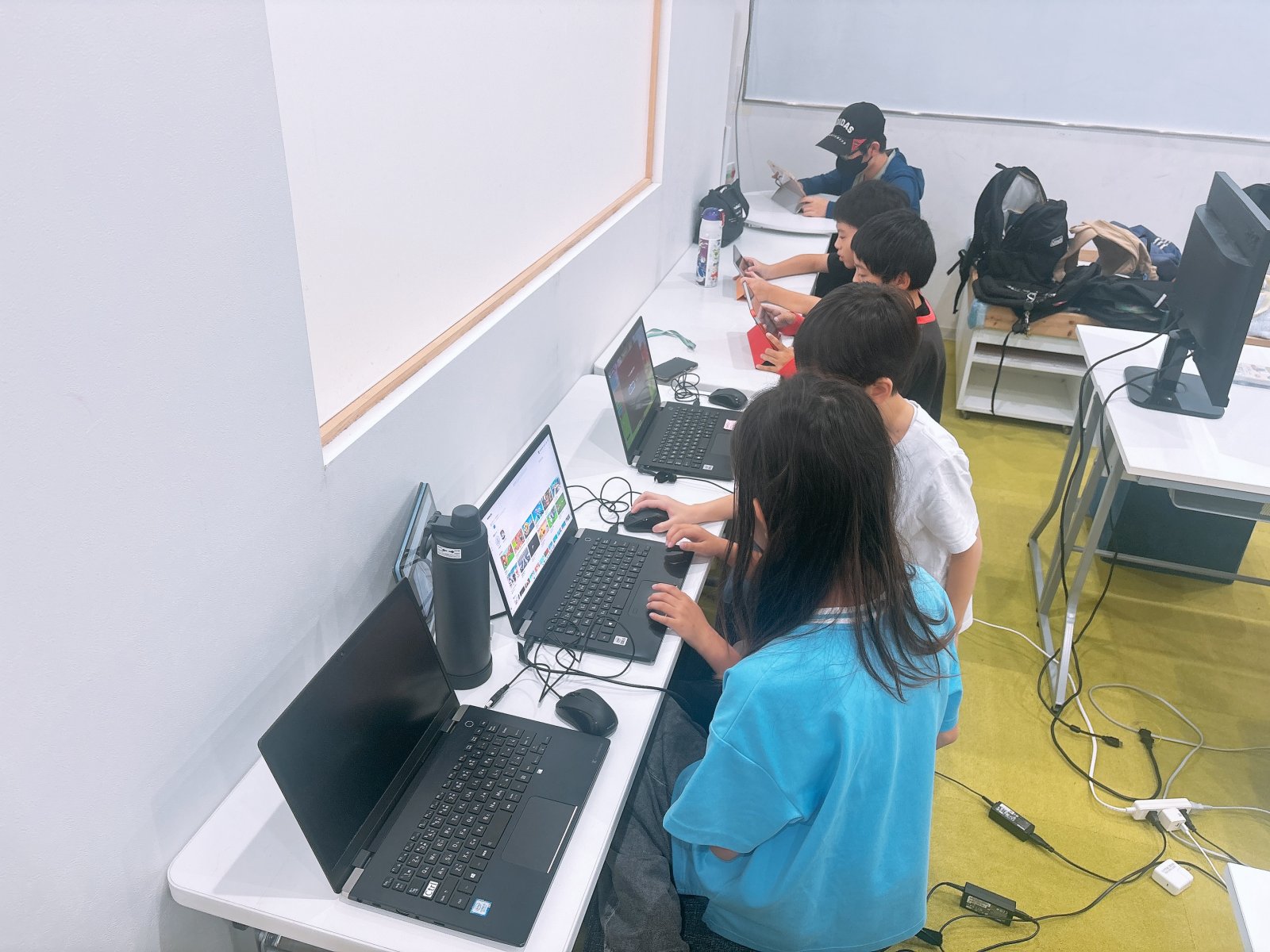 穏やかな教室や学習スペースの様子。子どもが自分のペースで活動しているイメージ