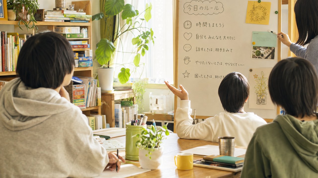 黒板やホワイトボードに「今日のすること」など見やすく書いてある様子。視覚的な伝え方のイメージ
